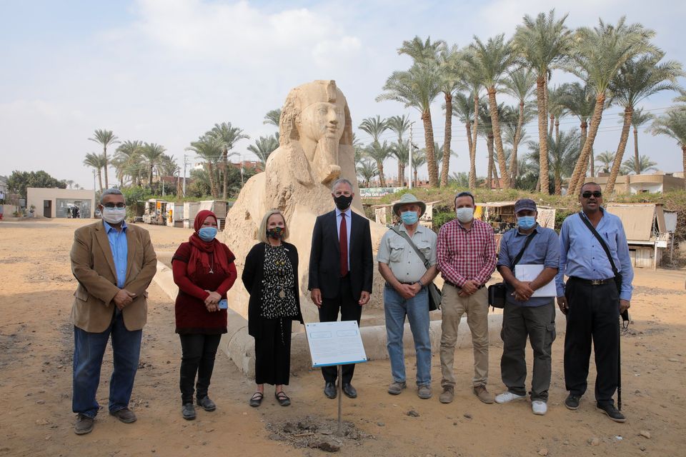 السفير الأمريكي في ميت رهينة