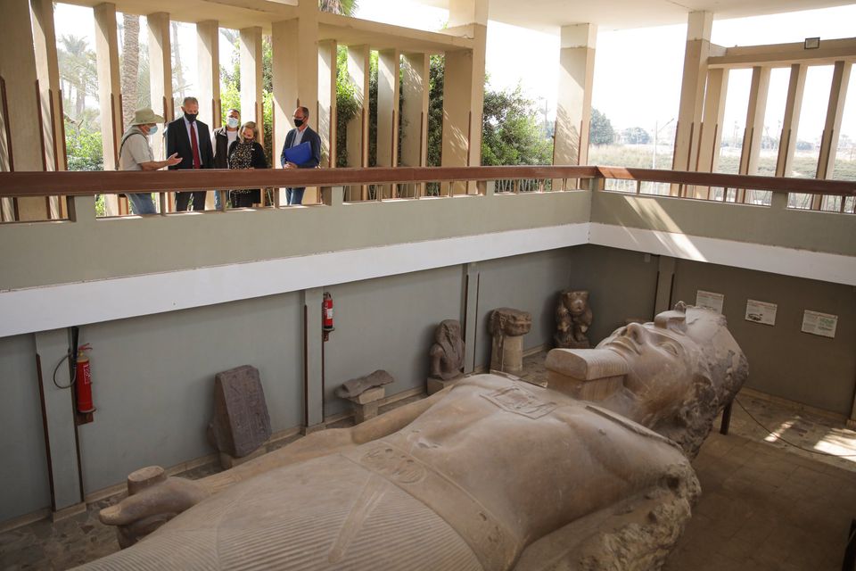 السفير الأمريكي في ميت رهينة