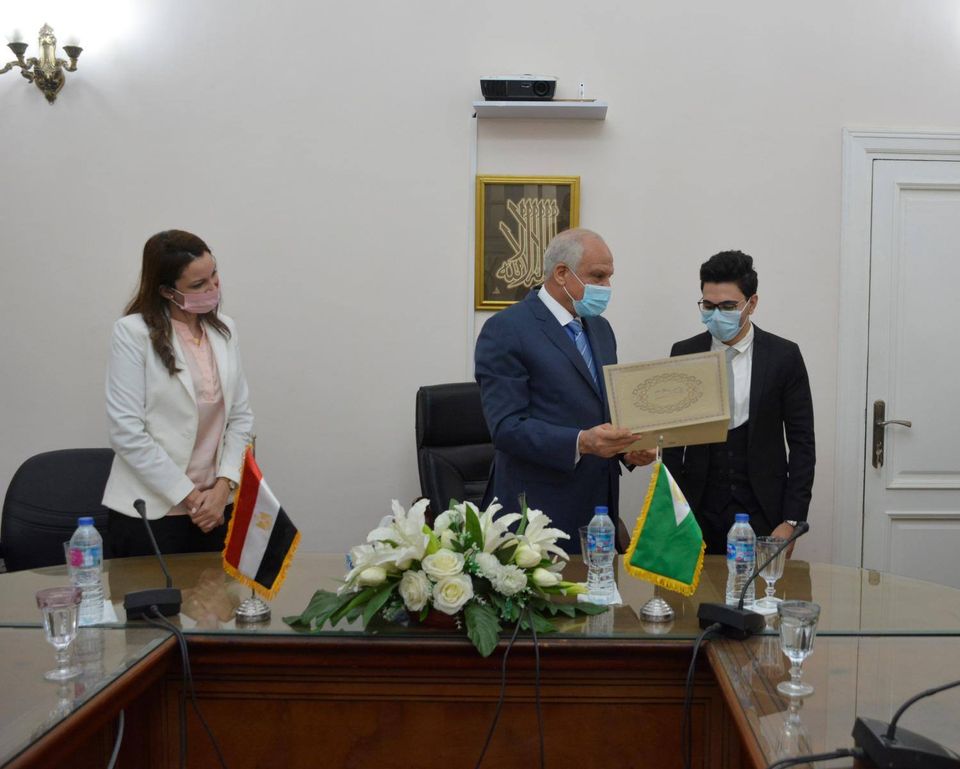 محافظ الجيزة يكرم الطلاب المبتكرين طريقة الوقاية من السرطان محافظ الجيزة يكرم الطلاب المبتكرين طريقة الوقاية من السرطان