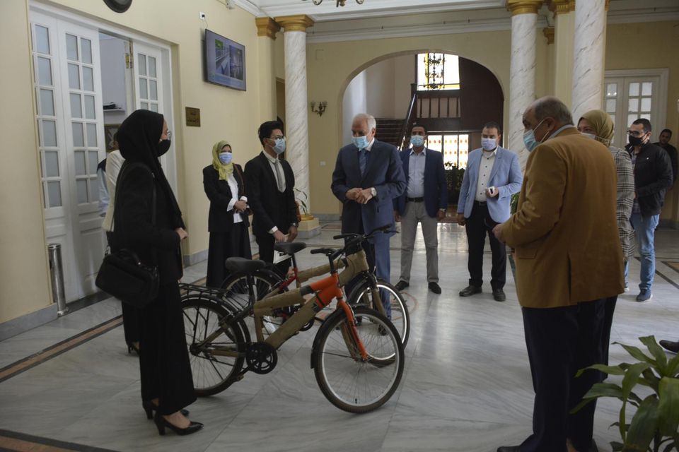 محافظ الجيزة يكرم الطلاب المبتكرين طريقة الوقاية من السرطان محافظ الجيزة يكرم الطلاب المبتكرين طريقة الوقاية من السرطان