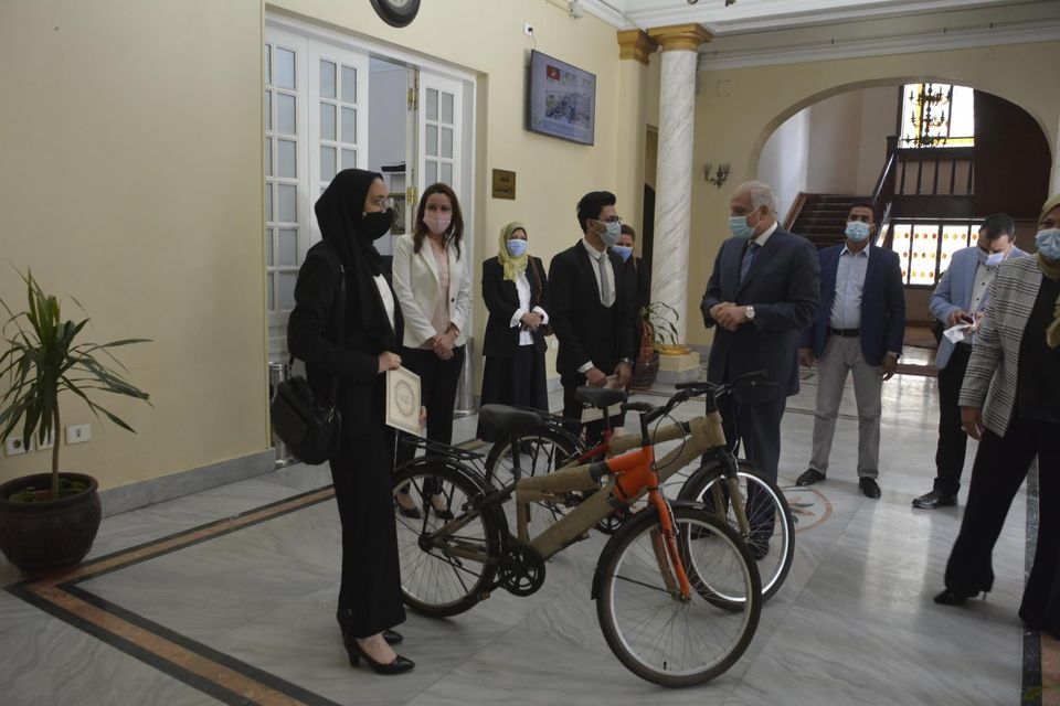 محافظ الجيزة يكرم الطلاب المبتكرين طريقة الوقاية من السرطان محافظ الجيزة يكرم الطلاب المبتكرين طريقة الوقاية من السرطان