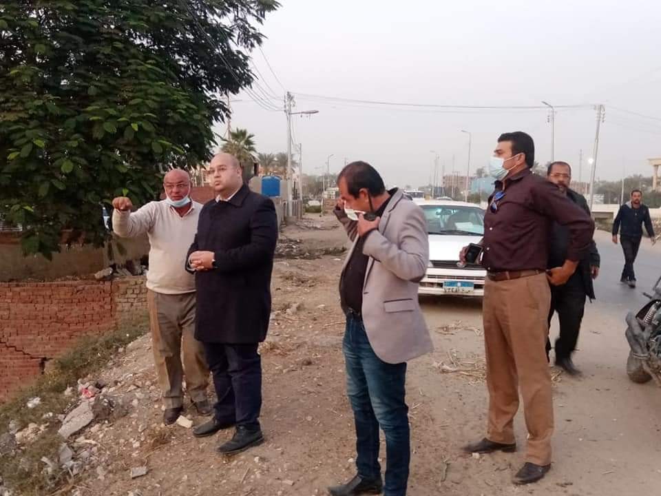 نائب محافظ الجيزة يتفقد مشروعات الرصف والتطوير لبعض الطرق بقرية سقارة .. ومحاور مرورية جديدة بالقرية قريبا