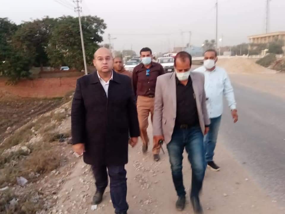 نائب محافظ الجيزة يتفقد مشروعات الرصف والتطوير لبعض الطرق بقرية سقارة .. ومحاور مرورية جديدة بالقرية قريبا