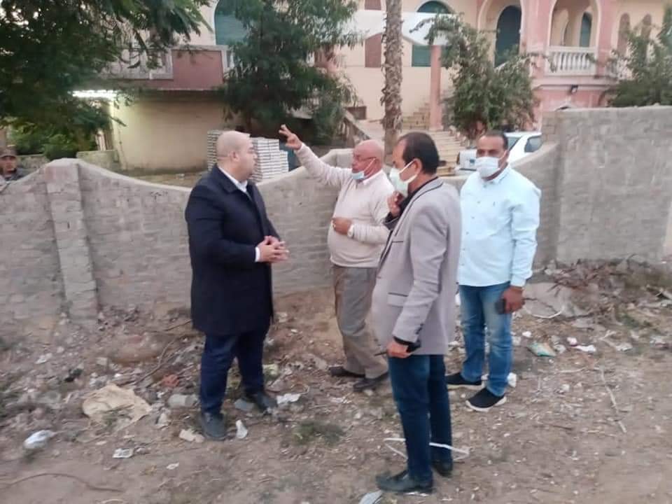 نائب محافظ الجيزة يتفقد مشروعات الرصف والتطوير لبعض الطرق بقرية سقارة .. ومحاور مرورية جديدة بالقرية قريبا