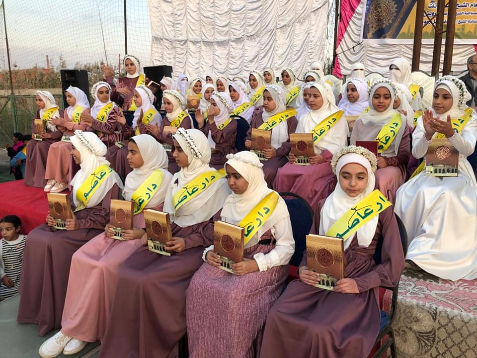 بالصور والفيديو : قرية أبورجوان تكرم 115 من حفظة القرآن الكريم بينهم الأولى على العالم