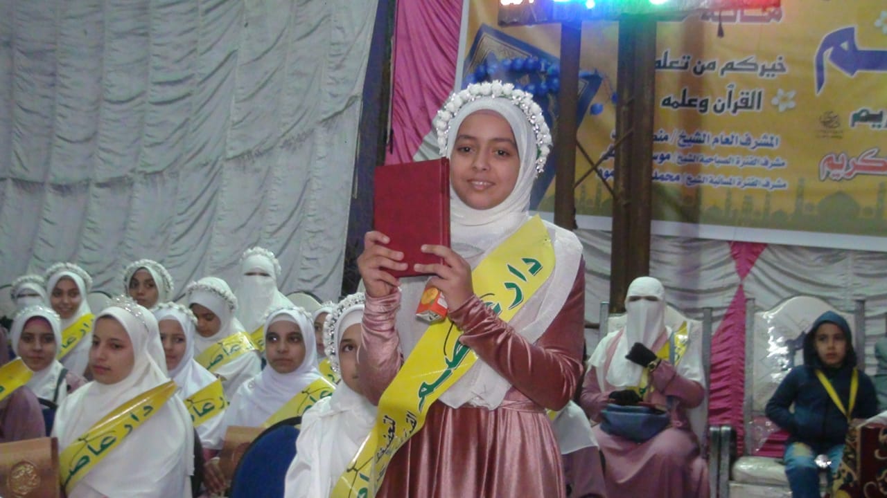 بالصور والفيديو : قرية أبورجوان تكرم 115 من حفظة القرآن الكريم بينهم الأولى على العالم